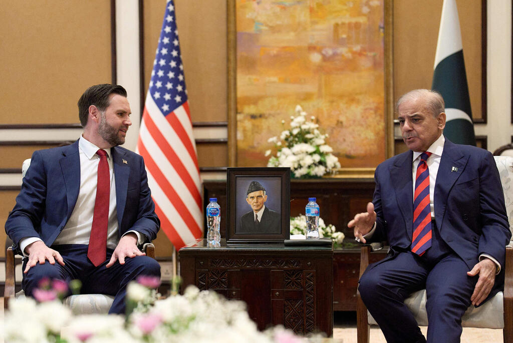 Photo: Jacquelyn Martin / POOL / AFP סגן נשיא ארה"ב ג'יי די ואנס עם רה"מ שריף