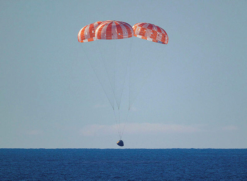 נחיתת האסטרונאוטים ממשימת ארטמיס 2 באוקיינוס השקט אחרי המסע לירח