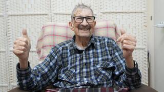 דניאל לוז, שורד שואה שידליק משואה בטקס בקיבוץ יד מרדכי