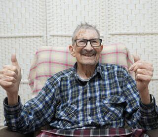 דניאל לוז, שורד שואה שידליק משואה בטקס בקיבוץ יד מרדכי