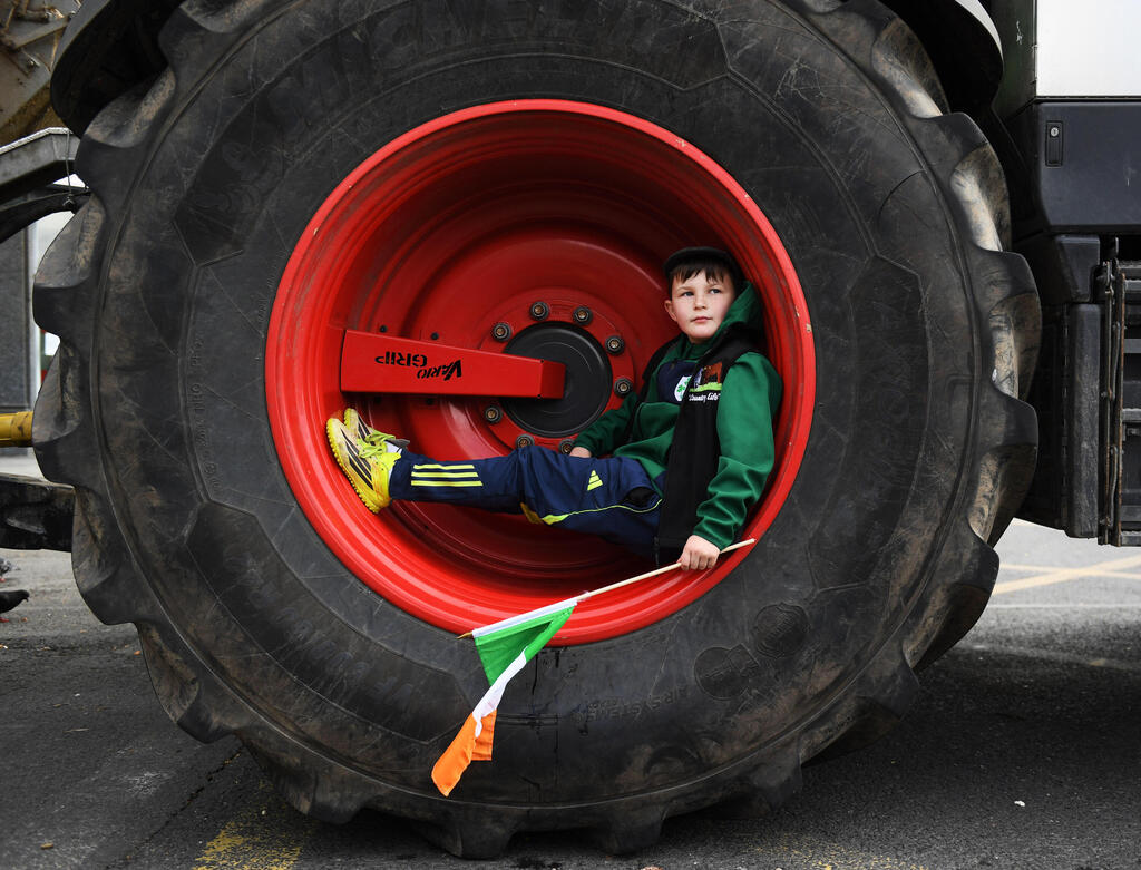 Протесты в Ирландии (Фото: Charles McQuillan/Getty Images) הפגנה דבלין אירלנד בעקבות עליות מחירי נפט בצל מלחמה ב איראן