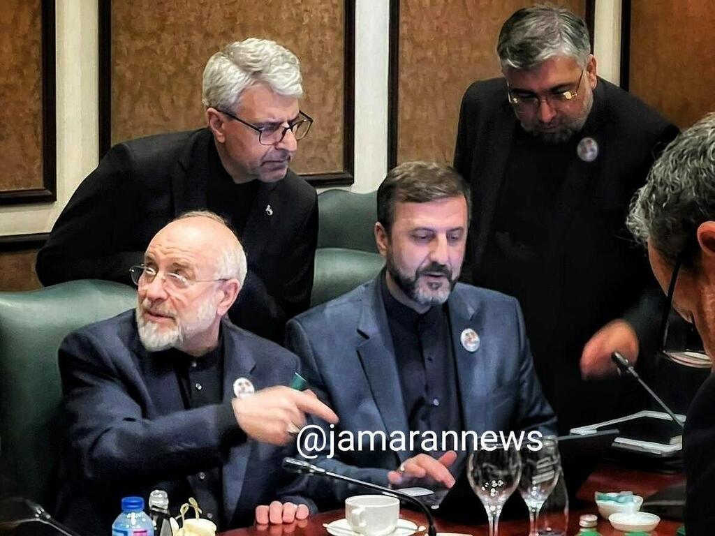 The Iranian delegation חברי המשלחת האיראנית עובדים על מסמכים