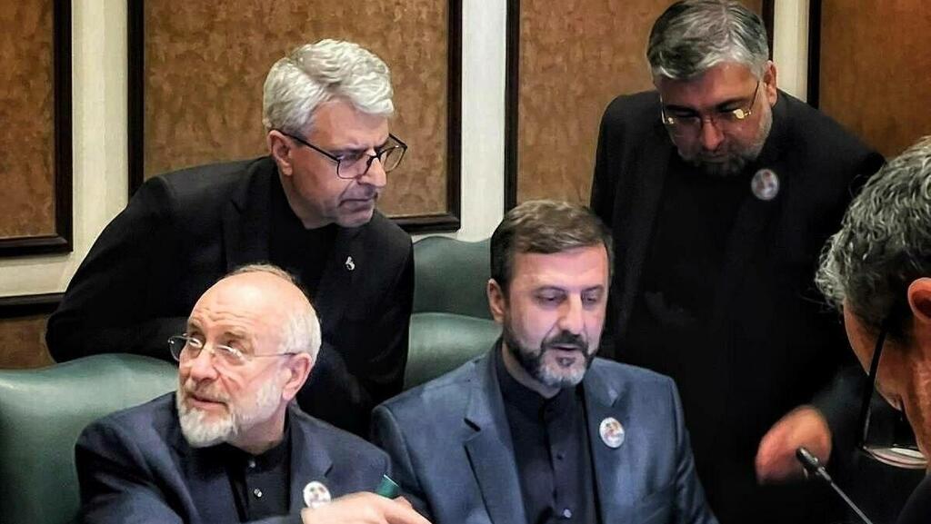 The Iranian delegation חברי המשלחת האיראנית עובדים על מסמכים