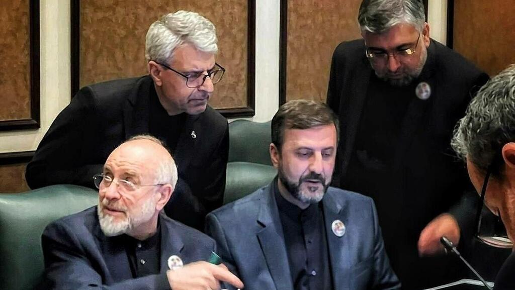 חברי המשלחת האיראנית עובדים על מסמכים