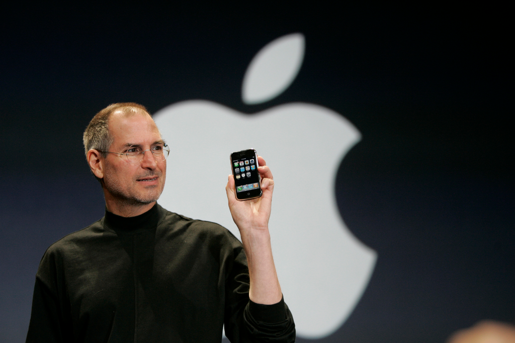 Steve Jobs presenting the first iPhone (Photo: AP) סטיב ג'ובס מציג את האייפון הראשון