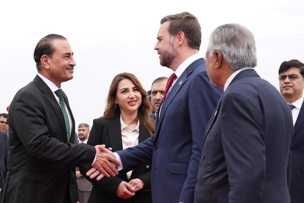 סגן נשיא ארה"ב ג'יי די ואנס נוחת בפקיסטן