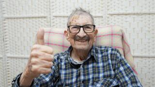 דניאל לוז, שורד שואה שידליק משואה בטקס בקיבוץ יד מרדכי