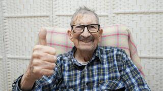 דניאל לוז, שורד שואה שידליק משואה בטקס בקיבוץ יד מרדכי