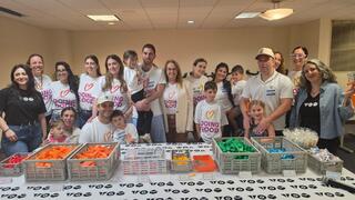 20 שנה של עשייה מהלב. יוזמת יום מעשים טובים שרי אריסון בפעילות אריזת מוצרים למען אנשים עם צרכים מיוחדים במיאמי