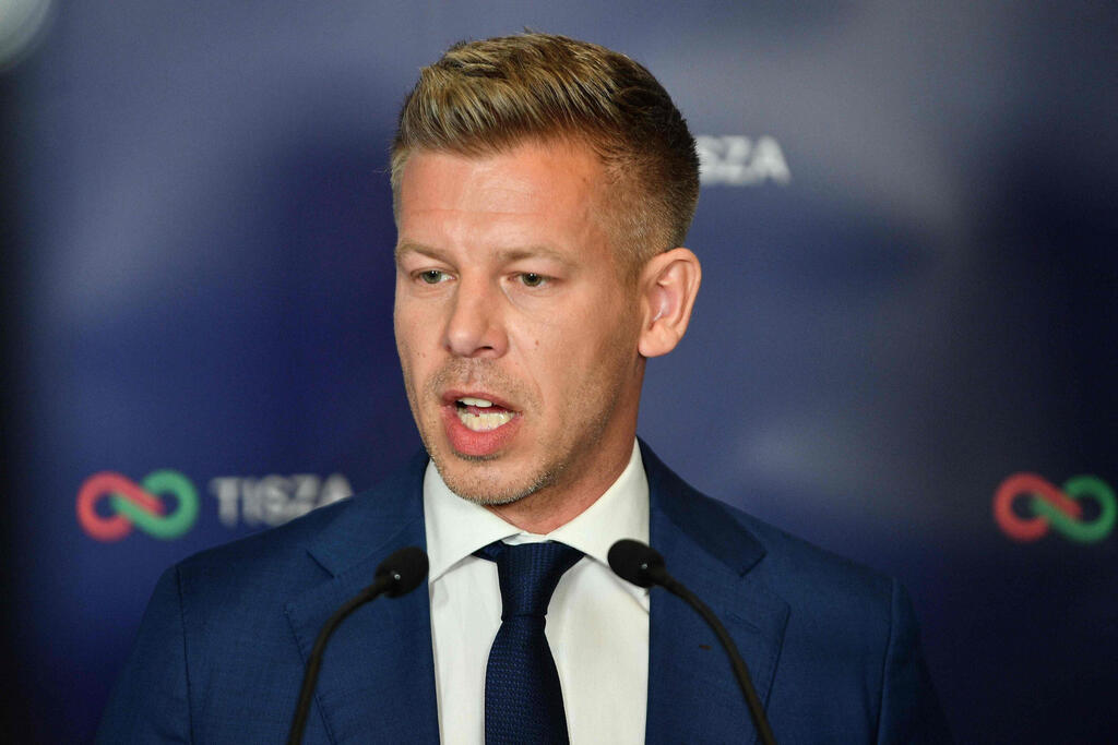 Peter Magyar (Photo: Ferenc ISZA / AFP) בחירות הונגריה פטר מדיאר נושא הצהרה אחרי סגירת הקלפיות