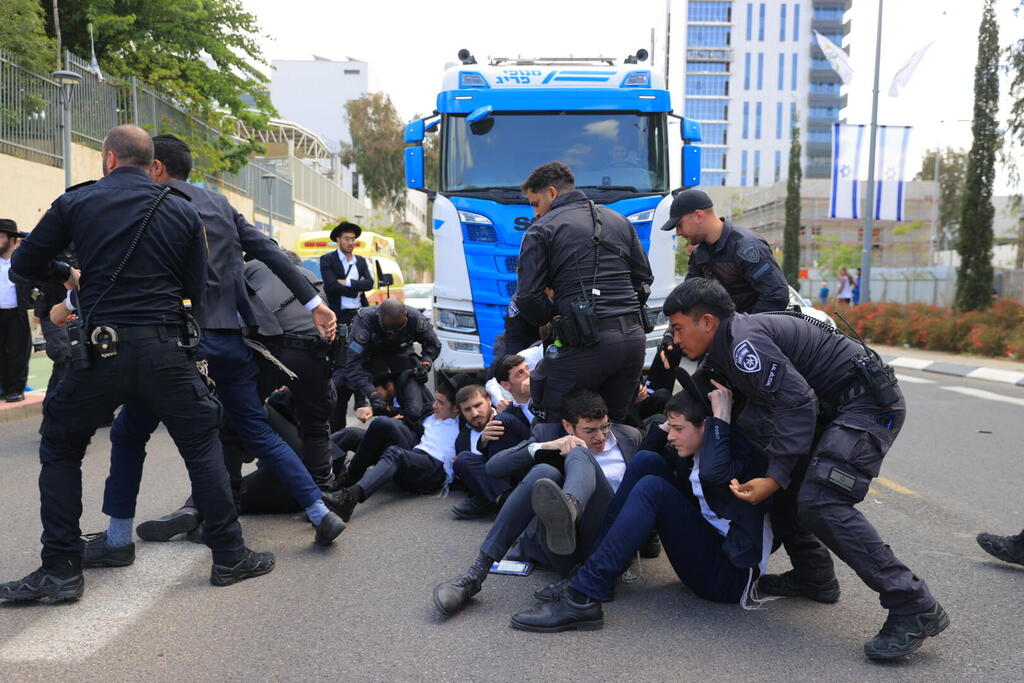 הפגנת חרדים בלשכת הגיוס תה"ש במהלך יום גיוס של תומכי לחימה במסלולים חרדיים