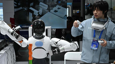 רובוט מדגים יכולות עבודה בסיסיות בחברה סינית