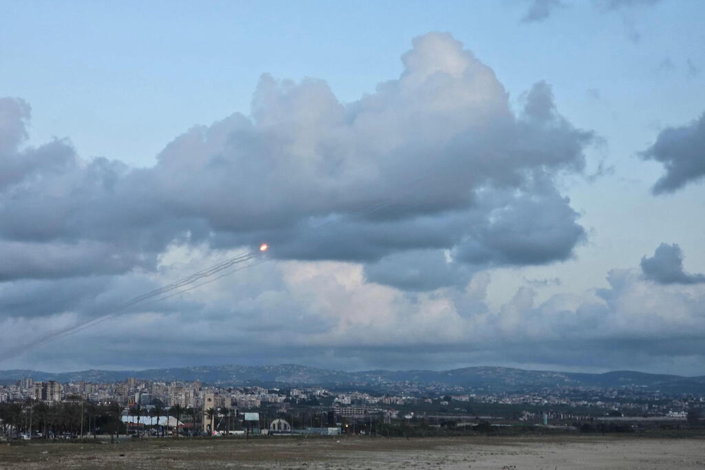 Photo: Kawnat HAJU / AFP שיגורים מלבנון לכיוון ישראל