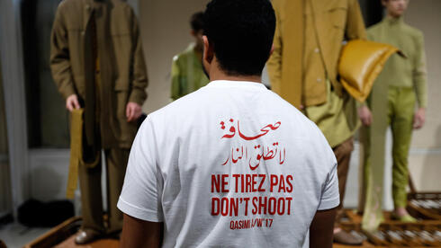 חולצת Don't Shoot בתצוגה של קסימי בשבוע האופנה בלונדון, 2017