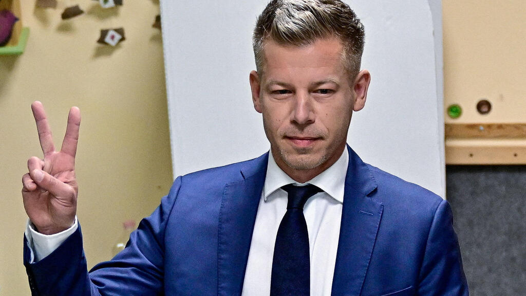 Лидер оппозиции в Венгрии Петер Мадьяр (Фото: REUTERS/Marton Monus) בחירות הונגריה פטר מדיאר מצביע ב קלפי ב בודפשט