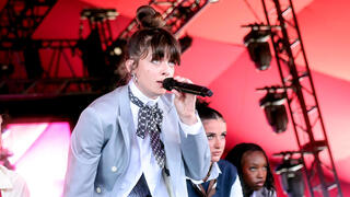 נגה ארז בהופעה בפסטיבל קואצ'לה