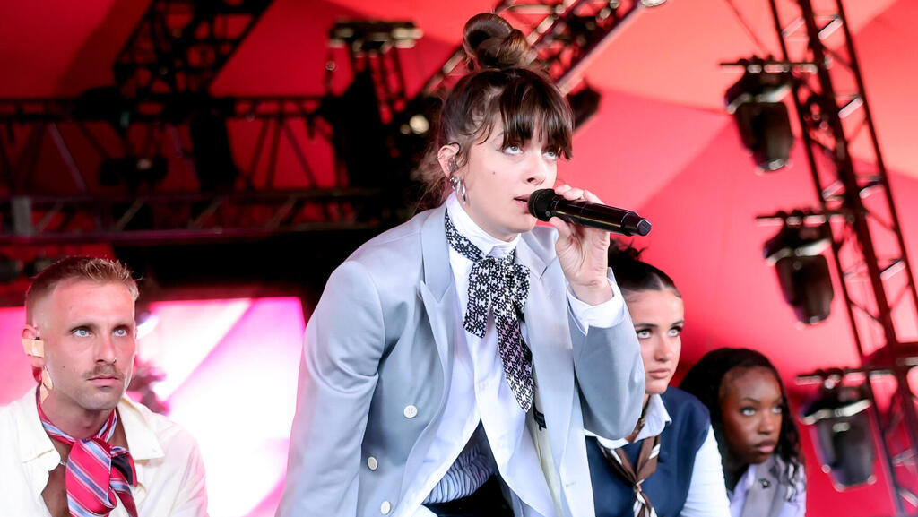 נגה ארז בהופעה בפסטיבל קואצ'לה