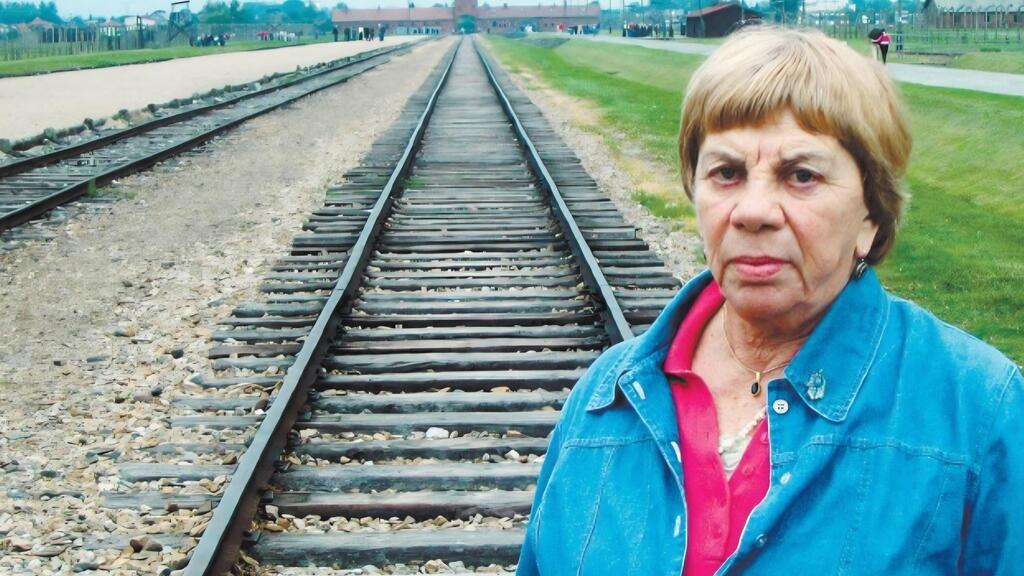 Mother on the railway tracks at Birkenau, 2006 על מסילת המוות בבירקנאו ב-2006