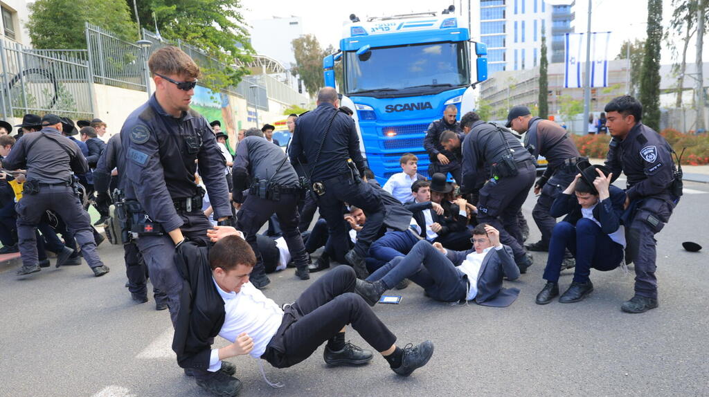 הפגנת חרדים בלשכת הגיוס