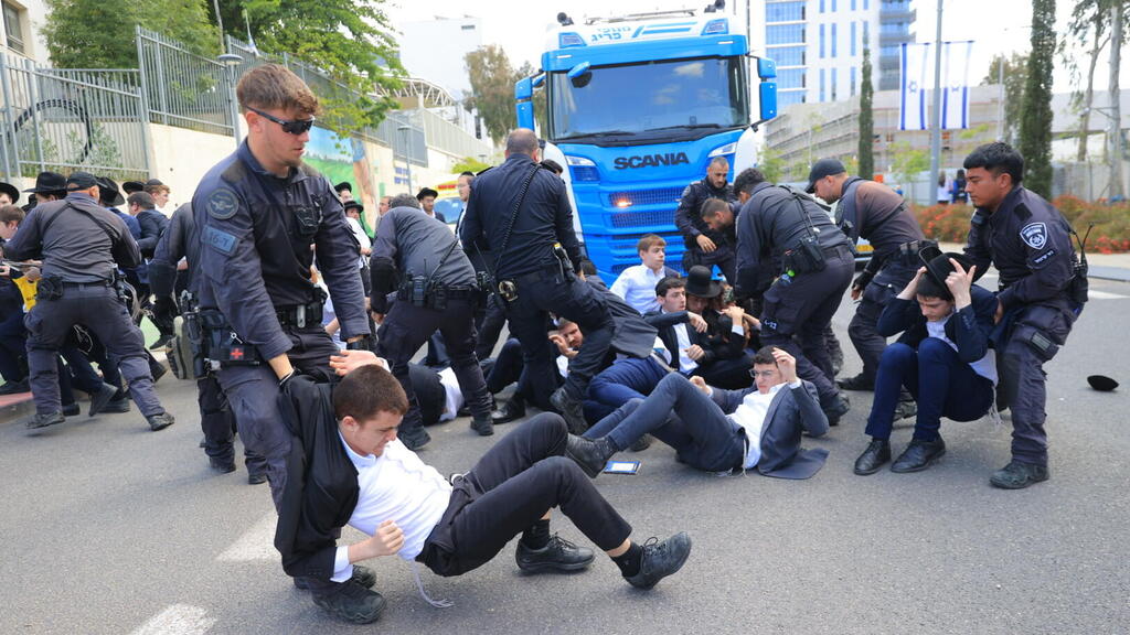 הפגנת חרדים בלשכת הגיוס תה"ש במהלך יום גיוס של תומכי לחימה במסלולים חרדיים