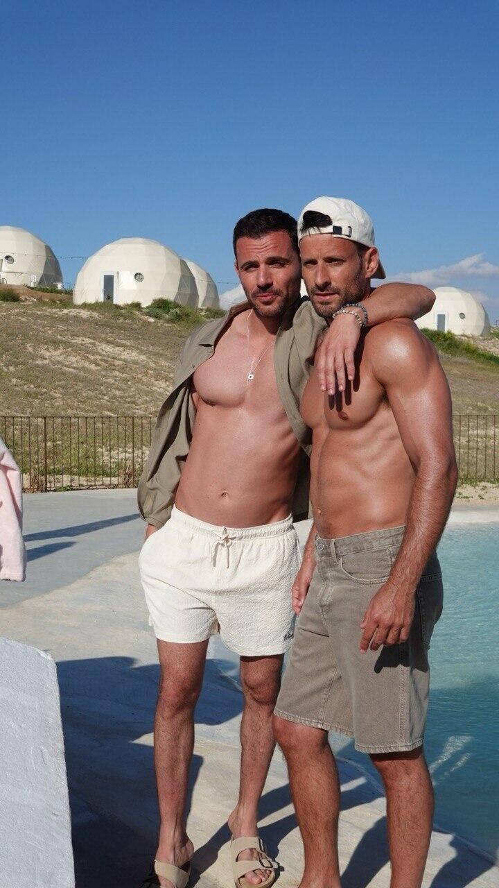 אתם השושבינים? דניאל ליטמן וישראל אטיאס (צילום: יח"צ קסטרו ) צילומי בגדי ים קסטרו ישראל אטיאס דניאל ליטמן