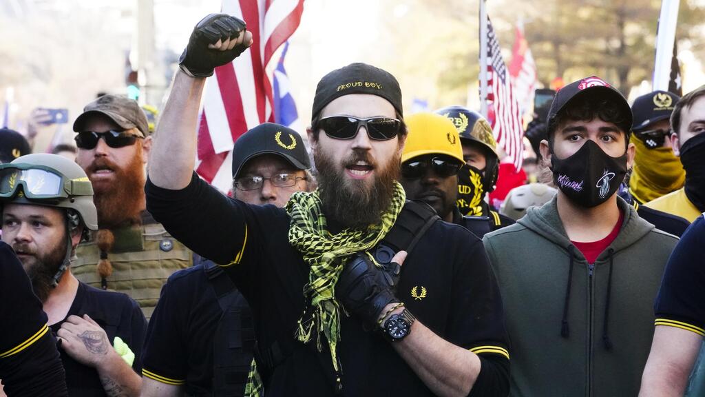 The Proud boys (Photo: AP Photo/Jacquelyn Martin) חברים בקבוצת The Proud boys בהפגנה בארצות הברית, 2020