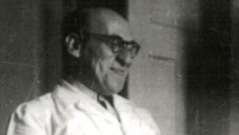 מונה למנהל המחלקה למיקרוביולוגיה בבית הספר לרפואה בלבוב. לודוויק פלק במעבדה שלו (משמאל) ואחת מרשימותיו (ימין)