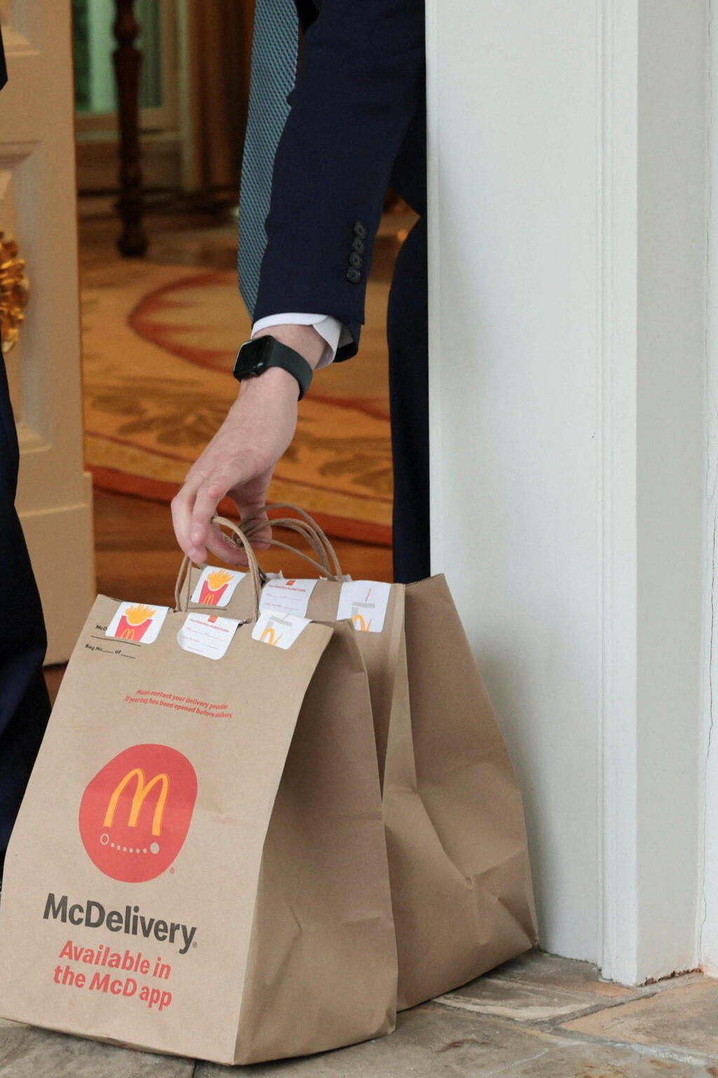 Президент США получает заказ (Фото: REUTERS/Jonathan Ernst) דונלד טראמפ