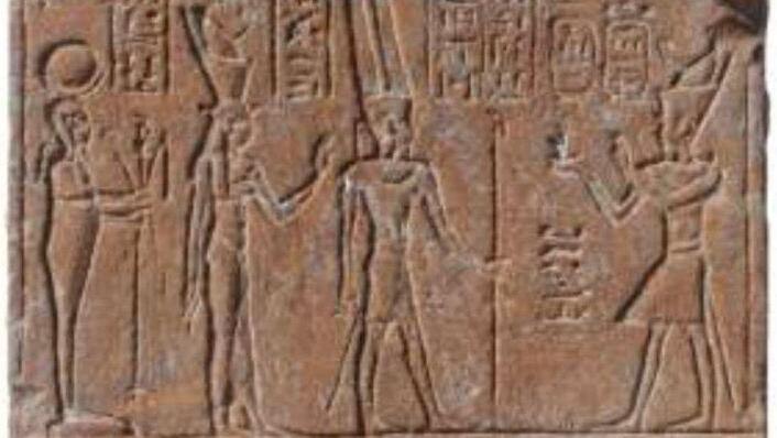 סטלה מצרית עתיקה המתארת ​​את הקיסר הרומי טיבריוס (מימין) לצד האלים המצריים אָמוֹן, מוּת וח'וֹנסוּ