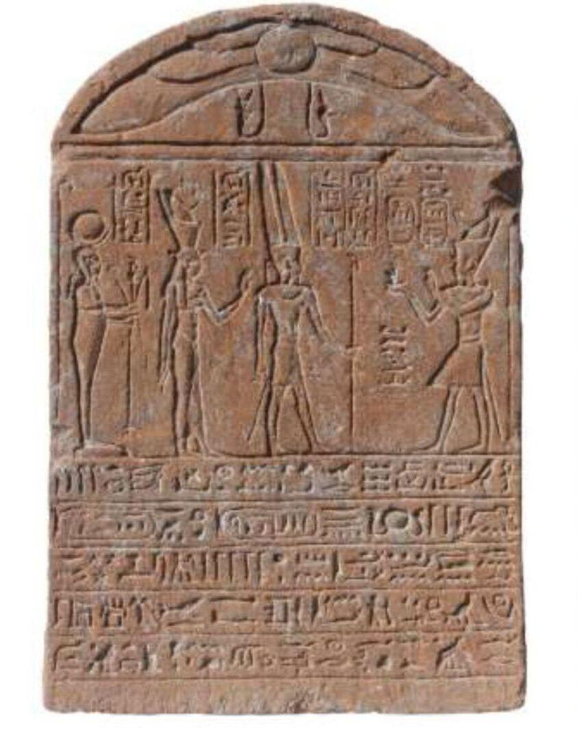 סטלה מצרית עתיקה המתארת ​​את הקיסר הרומי טיבריוס (מימין) לצד האלים המצריים אָמוֹן, מוּת וח'וֹנסוּ
