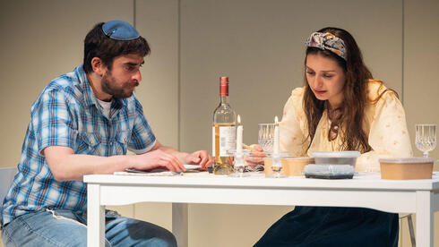 שחר נץ בתפקיד ביני בהצגה, לצד אנה פוגטש שמגלמת את אסתר