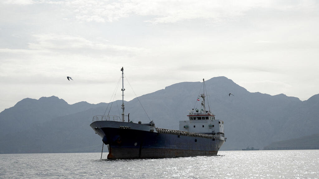 כלי שיט במצר הורמוז, מול חופי מחוז מוסנדם בעומאן