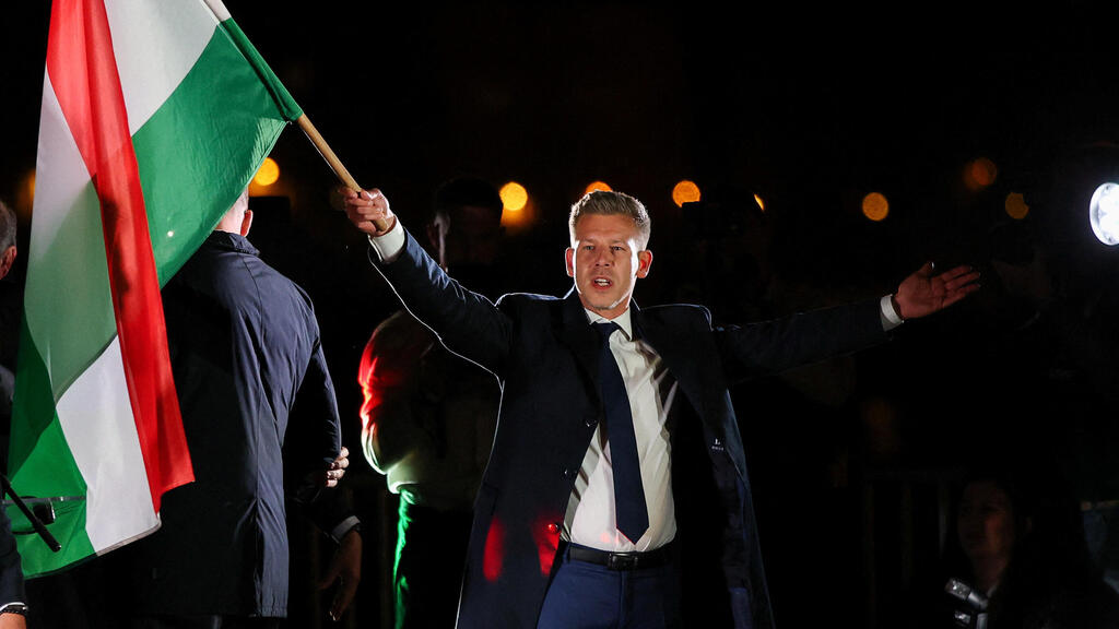 Peter Magyar with the Hungarian flag (Photo: Leonhard Foeger/Reuters) פטר מדיאר מניף את דגל הונגריה