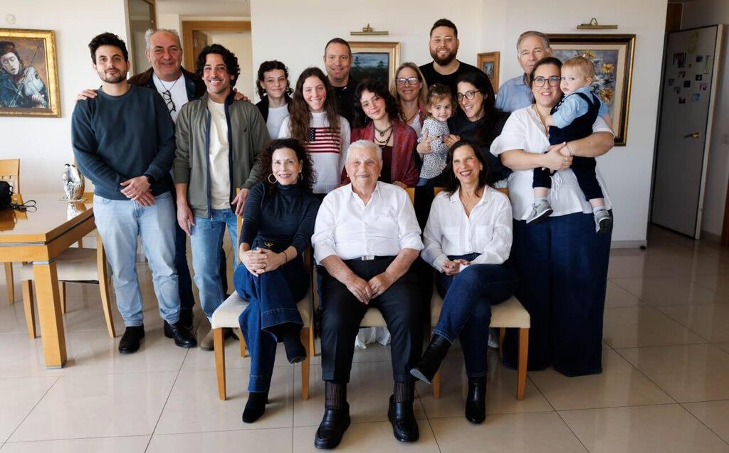 Yoske Hershkovitz and his family (Photo: Ziv Koren/Polaris) יוסקה הרשקוביץ ומשפחתו