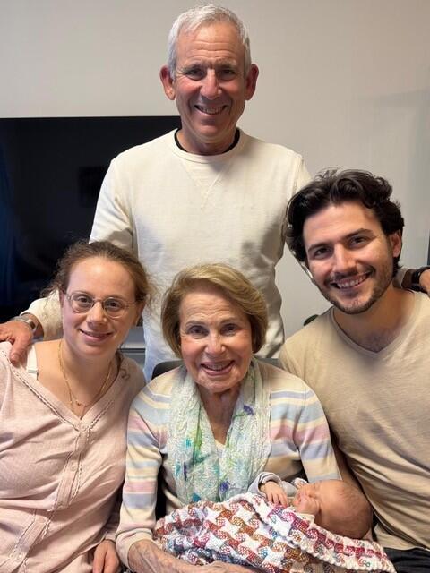 הלן חרש, בנה, הנכדה שלה ואשתו עם הנינה החדשה