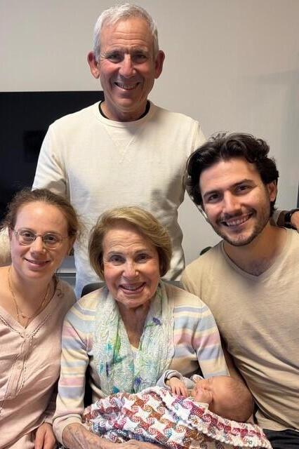 הלן חרש, בנה, הנכדה שלה ואשתו עם הנינה החדשה