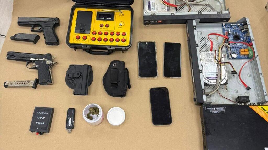 Вещи, изъятые во время рейда (Фото: пресс-служба полиции ) פרשיית ׳שטח אש׳: מאבק משטרת ישראל בארגוני הפשיעה