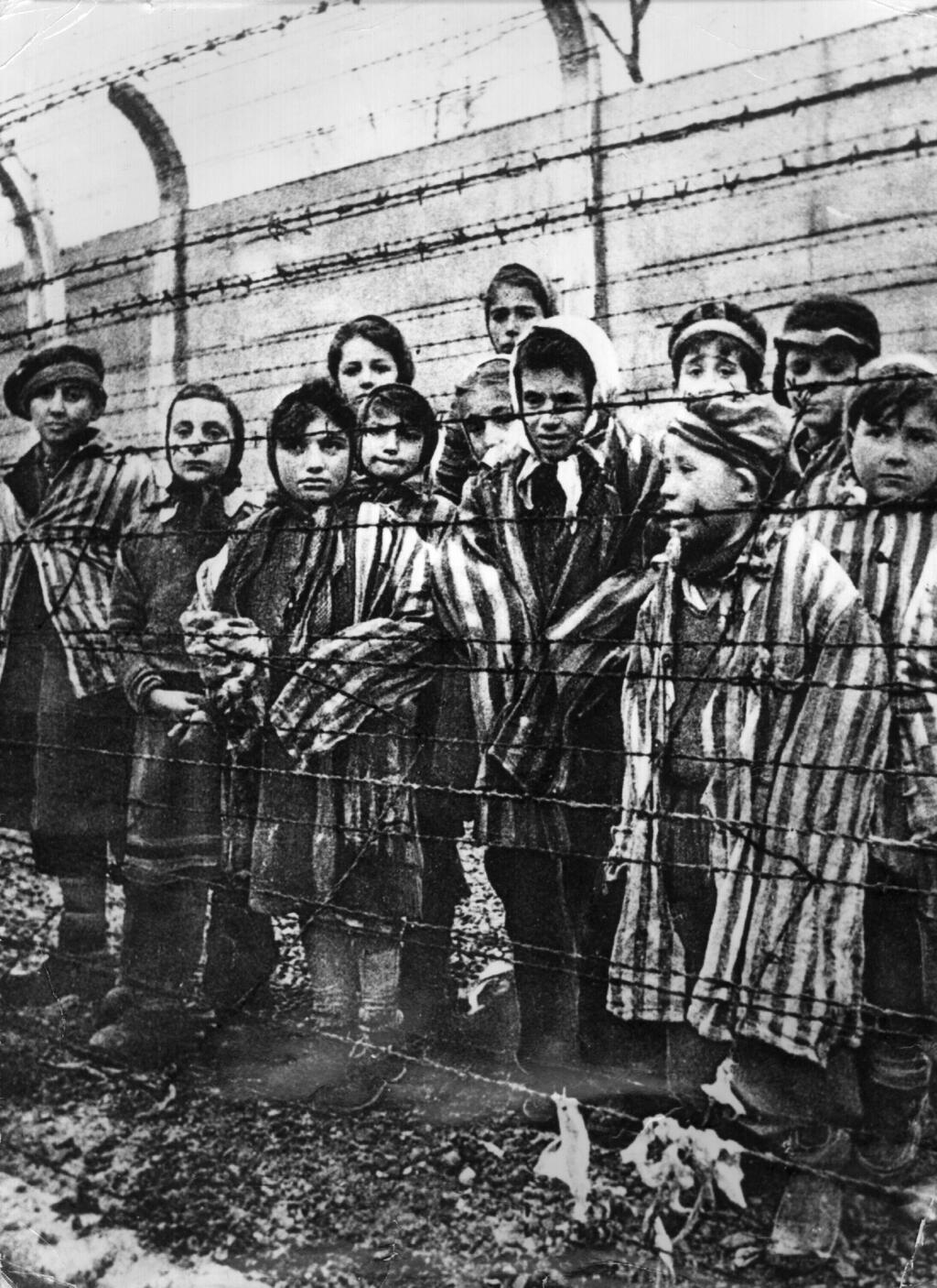 Children who survived Auschwitz on the day the camp was liberated by the Red Army in 1945 (Photo: Alexander Vorontsov / Keystone / Hulton Archive / Getty Images) ילדים ניצולי אושוויץ ביום שחרור המחנה בידי הצבא האדום, 1945