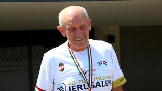 שרד את השואה, עבר 33 ניתוחים - וחוזר למגרש בגיל 88