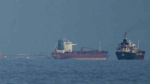 ספינות ממתינות למעבר במצרי הורמוז