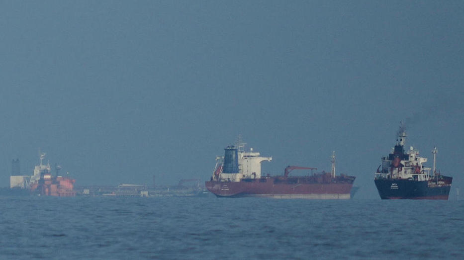 איראן הודיעה במפתיע: מצר הורמוז נסגר שוב; דיווח על ספינות שהסתובבו, וירי על אחת