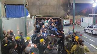 מעל ל-60 שב"חים במשאית זבל