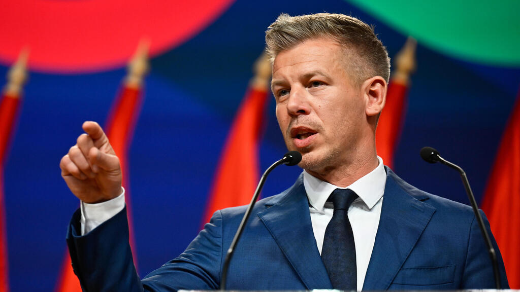 ראש ממשלת הונגריה הנבחר פטר מדיאר מסיבת עיתונאים יום אחרי הניצחון