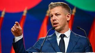 ראש ממשלת הונגריה הנבחר פטר מדיאר מסיבת עיתונאים יום אחרי הניצחון