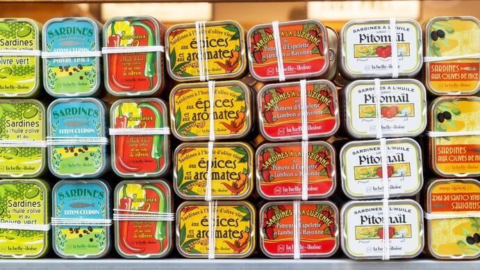 קופסאות סרדינים בחנות בצרפת