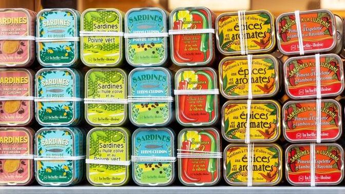 קופסאות סרדינים בחנות בצרפת