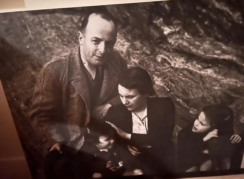 הלן חרש, אחותה והוריה לאחר שהגיעו לאמריקה