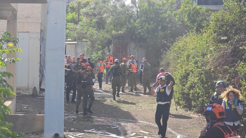 מטחים מלבנון: פגיעה ישירה, פצועה קל ו"הרס משמעותי" בבית בנהריה