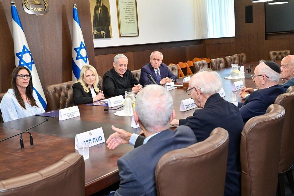 Фото: Коби Гидеон, ЛААМ | Изображение прошло графическую обработку по инициативе Сары Нетаниягу ראש הממשלה בנימין נתניהו ורעייתו שרה נתניהו נפגשו אתמול עם שורדי שואה שנבחרו להשיא משואה ביום הזיכרון לשואה ולגבורה, במשרד ראש הממשלה בירושלים