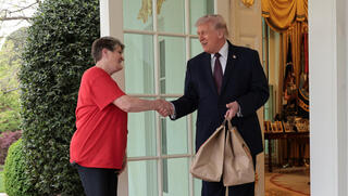 טראמפ קיבל משלוח ממקדונלדס וטען: "איראן נואשת"